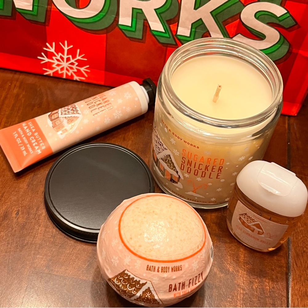 Bath & Body Works Sugared Snickerdoodle Candle, Hand Cream & Gel, Bath Fizzy set - Picture 7 of 9